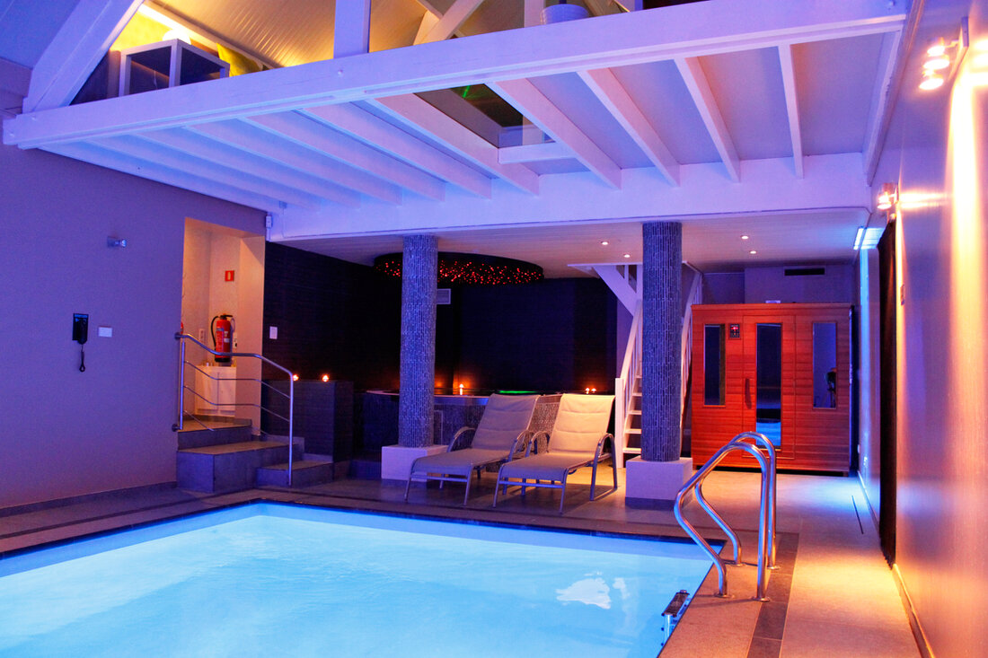 Sfeervolle privésauna met sauna en jacuzzi